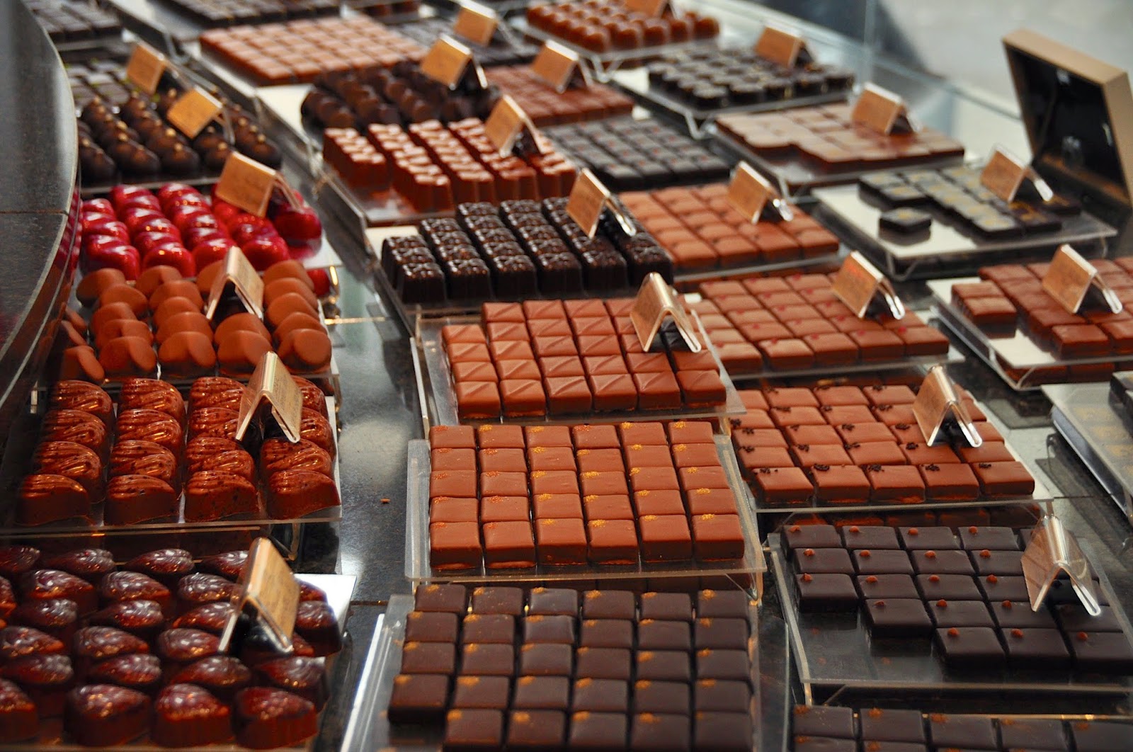 Шоколадный ассортимент. Бельгийский шоколад в Бельгии. Бельгия фабрика шоколада. Бельгийский шоколад Belgian. Бельгия шоколадная фабрика.
